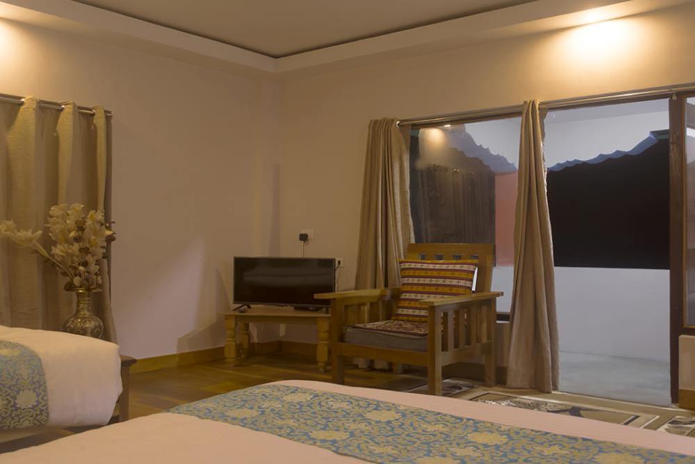 Schlafzimmer mit Ausblick, Norphel Retreat, Dirang, Indien Rundreise