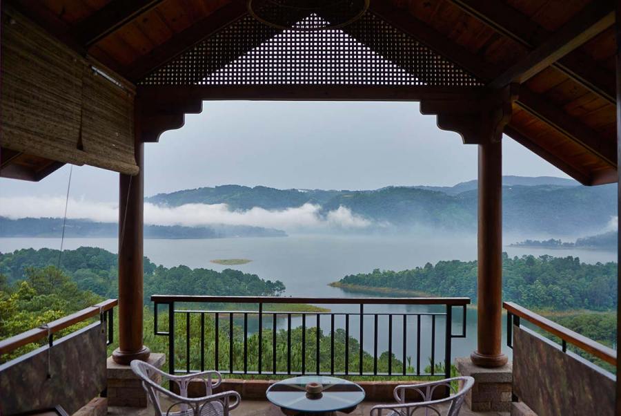 Balkon mit Ausblick, Ri Kynjai Serenity by the Lake, Shillong, Indien Rundreise