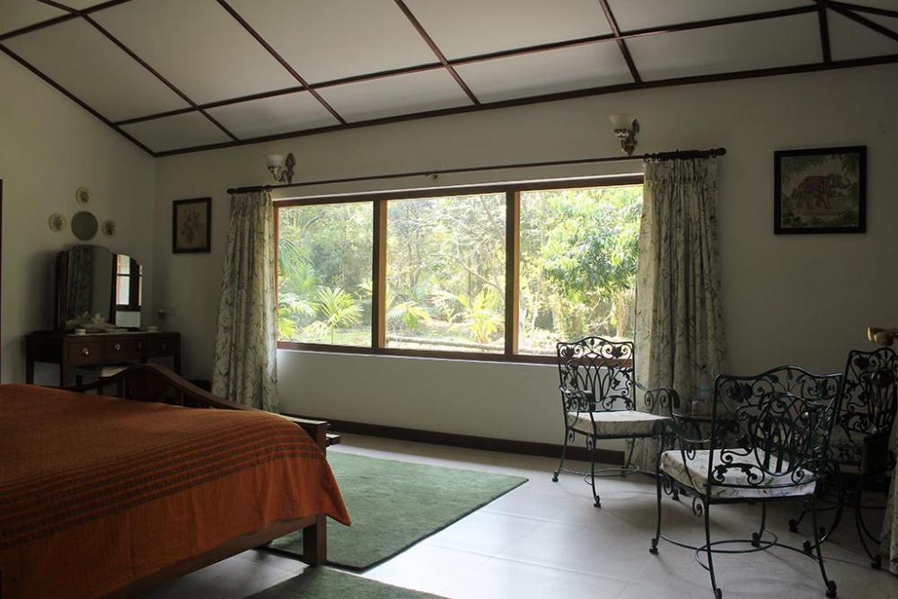 Schlafzimmer mit Ausblick, Wild Mahaseer Tea Planters Bungalow, Balipara, Indien Rundreise