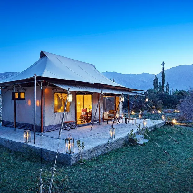 Außenansicht des Zeltes, Chamba Camp Diskit, Ladakh, Indien Rundreise