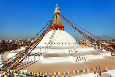 Bodnath in Kathmandu mit strahlend blauem Himmel, Nepal und Indien Rundreise, Tempel