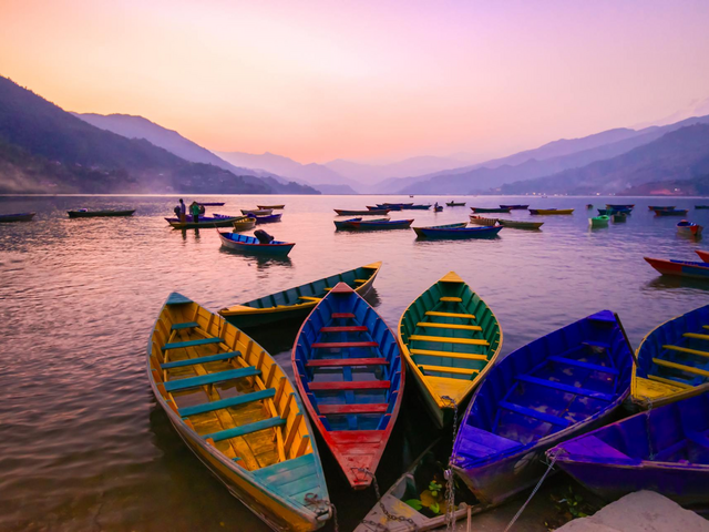 Boote, Phewa See, Pokhara, Nepal und Indien Rundreise