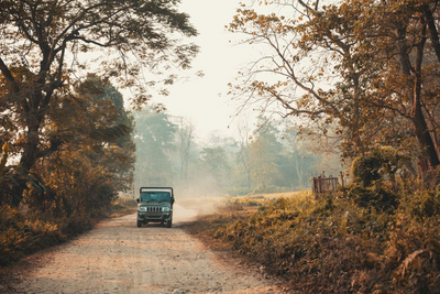 Fahrt mit dem Jeep nach Batesgwarsthan, Indien Flusskreuzfahrt