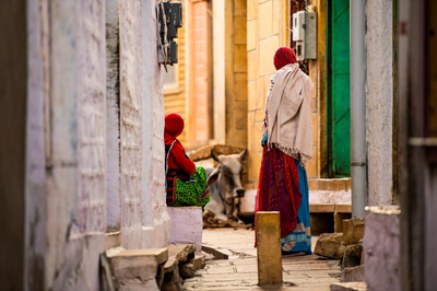 Frauen in traditionellen Saris in Varanasi, Indien und Nepalrundreise, Straßenszene