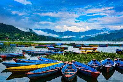 Boote auf dem Phewa See, Pokhara, Nepal und Indien Rundreise, Entspannung