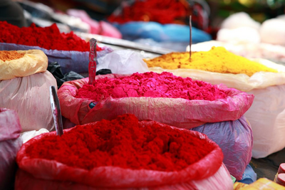 Farbpulver auf einem Markt, Mysore, Indien Reisen