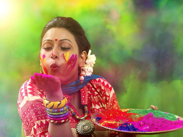 Frau mit Farben, Holi-Festival-Indien Reise