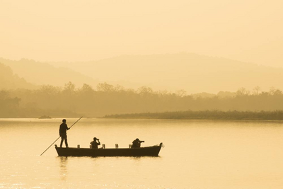 Botsfahrt auf dem Rapti Fluss im Chitwan National Park, Nepal Reise, Sonnenuntergang