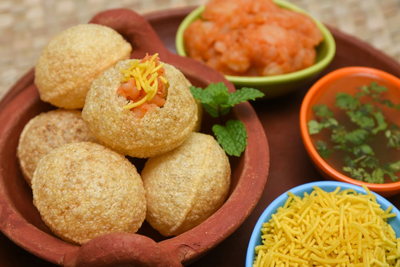 Pani Puri auf einem Streetfood Markt, Indien Reise