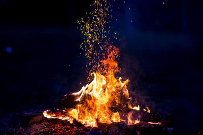 Lagerfeuer in den Bergen, Indien Himalaya Reise