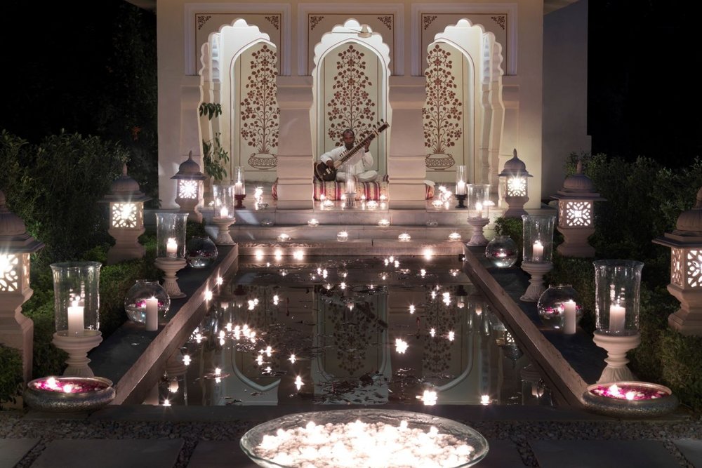 Rundreise Indien, Innenhof bei Nacht, Rambagh Palace, Jaipur, Indien