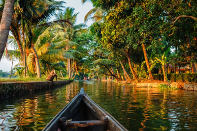 Kanu in den Backwaters in Kerala, Indien Reisen, Südindien Reise