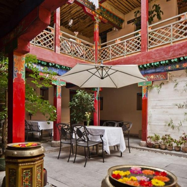 Innenhof, Hotel Yabshi Phunkhang, Lhasa, Tibet, China Rundreise