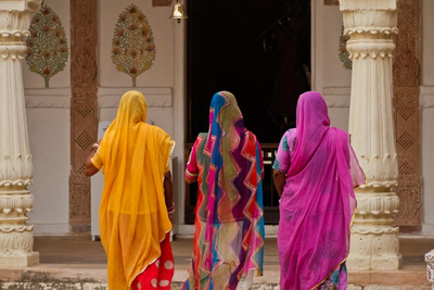 Farbenfroh gekleidete Frauen in Delhi, Indien Kombinationsreise