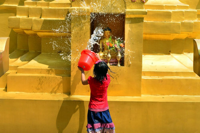 Buddha Waschung in Namphake, Indien Naturreise