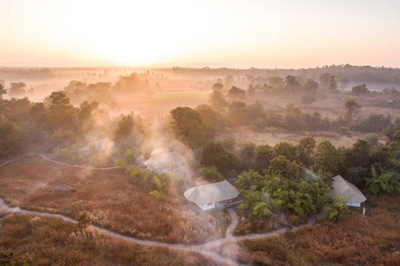 Sonnenaufgang über dem Jamtara Wilderness Camp, Pench, Indien Naturreise, Panorama