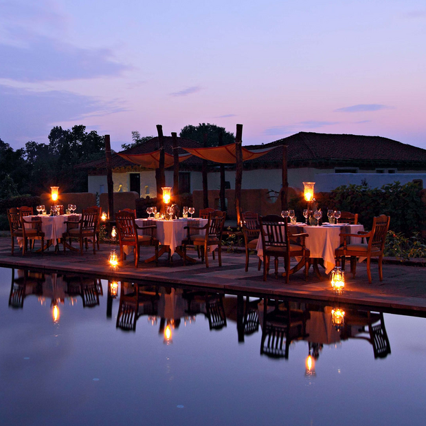 Dinner auf der Terrasse, Samode Safari Lodge, Bandhavgarh, Indien Rundreise