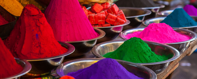 Holifarben auf dem Markt, Indien Reise