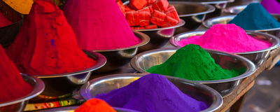 Holifarben auf dem Markt, Indien Reise