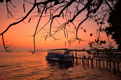 Abendliche Bootsfahrt auf dem Vembanad See, Indien Yoga Reise