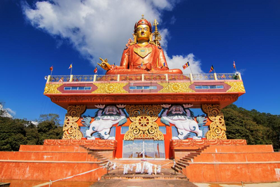 Samdrupste Statue, Sikkim, Indien Kulturreise, Blauer Himmel
