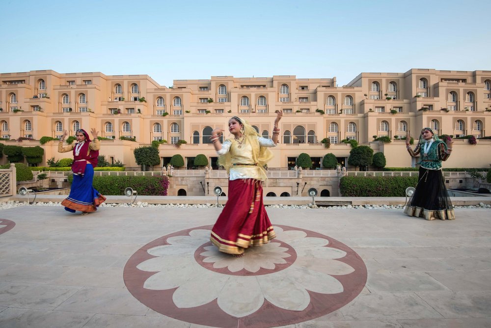 Tänzerinnen vor dem The Oberoi Amarvilas Resort, Agra, Indien Reise