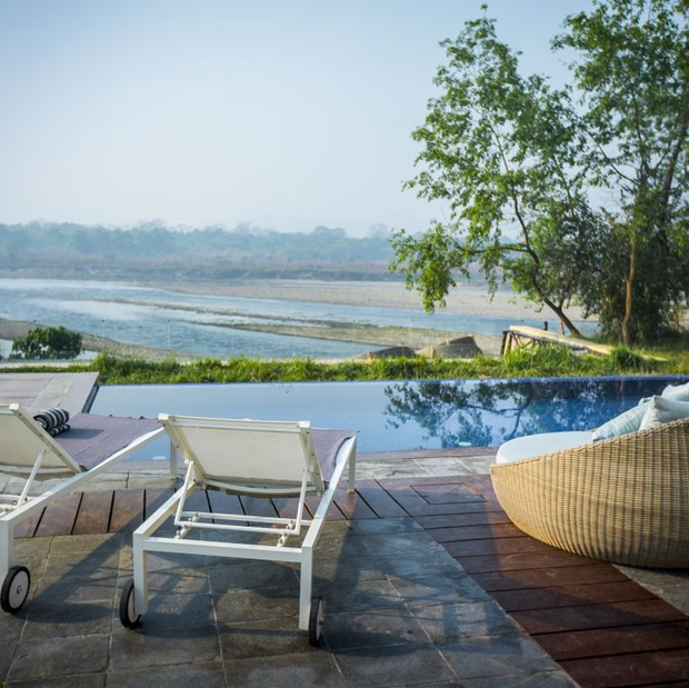Außenpool Meghauli Serai, Nepal Reise, Chitwan Nationalpark