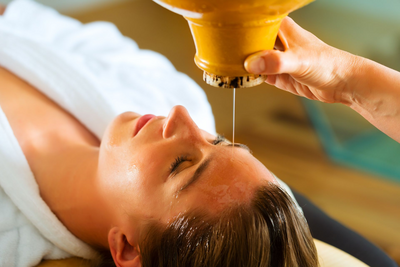 Ayurveda, Ölmassage, Stirnguss, Indien Reiseblog